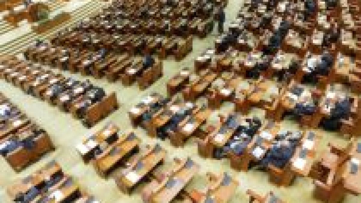 La Parlament continuă discuţiile pe marginea bugetului de stat