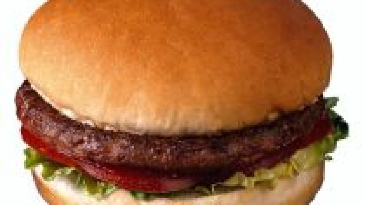 Taxa fast-food, aplicată peste o lună şi jumătate. Cele mai mari scumpiri se anunţă la alcool
