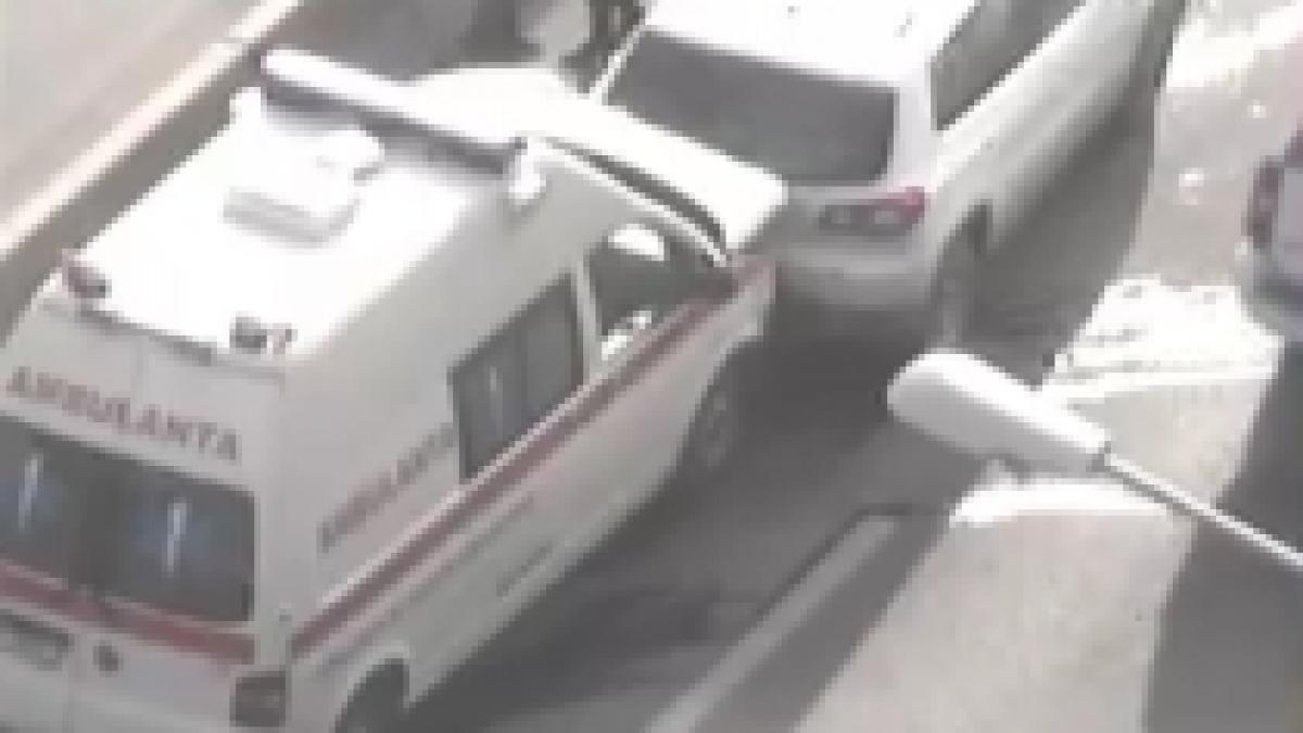 Pacient, aproape scăpat de pe targă, după ce prima ambulanţă în care se afla a făcut accident (VIDEO)