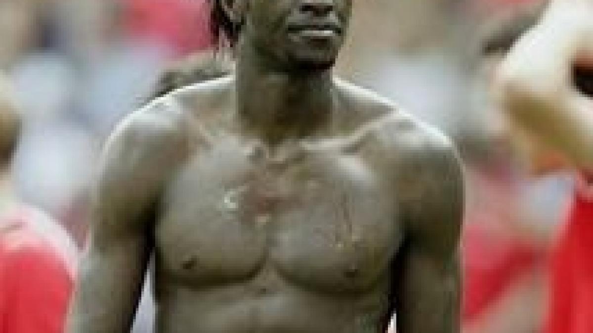 Adebayor nu este încă pregătit să revină la Manchester City, după ce un oficial togolez i-a murit în braţe