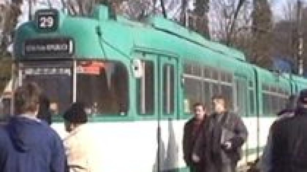 Sfârşit groaznic: A murit după ce şi-a prins capul între vagoanele tramvaiului (VIDEO) 