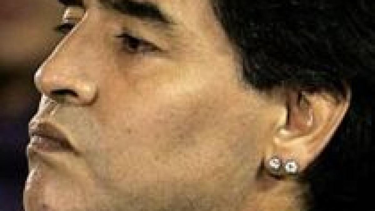 Cercelul cu diamant al lui Maradona le-a adus autorităţilor italiene 25.000 de euro