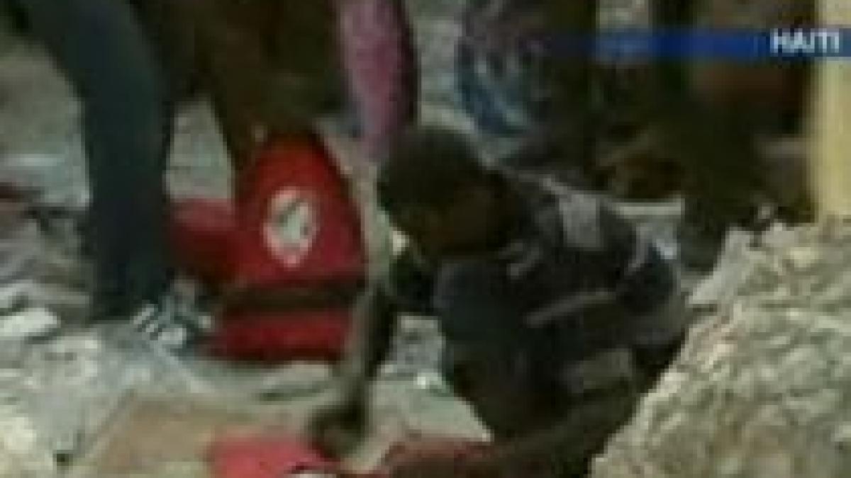 Haitienii care au supravieţuit seismului se calcă în picioare pentru un sac de orez