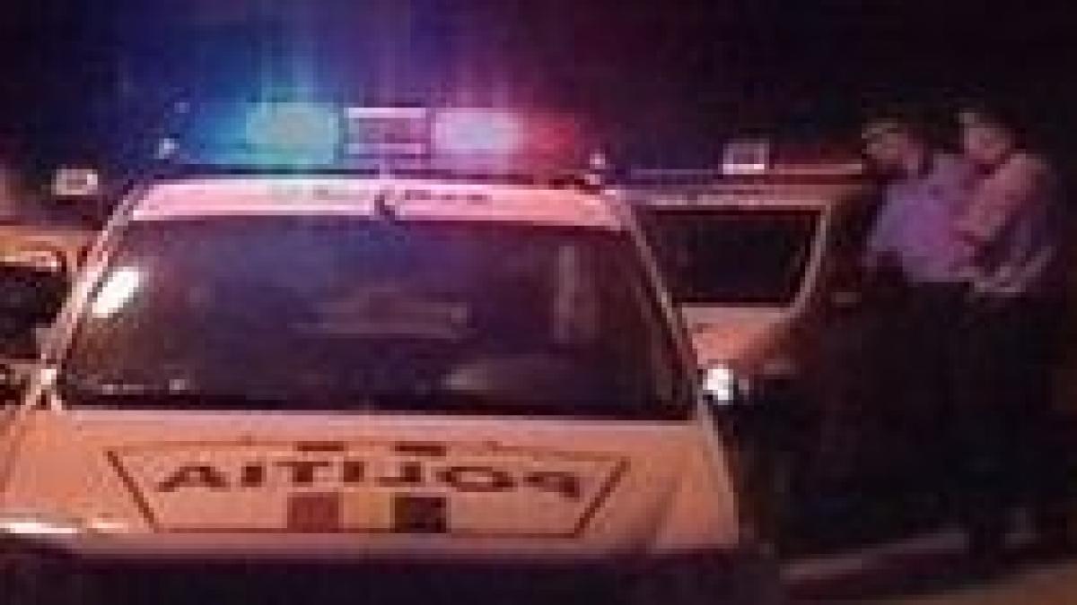 Un bărbat, suspectat de furt, împuşcat în picior de poliţişti, în Rahova