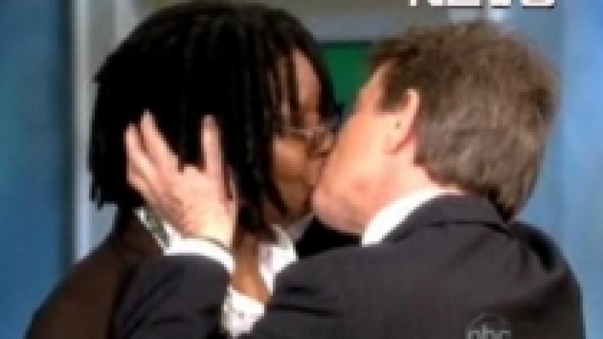 Whoopi Goldberg, sărutată pasional de Martin Short la o emisiune de televiziune (VIDEO)