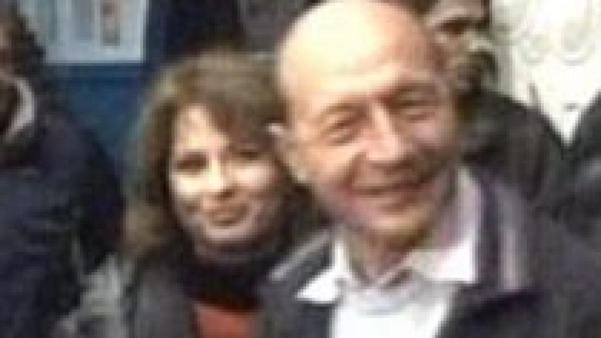 Băsescu, la patinoar: Şeful statului şi soţia sa au asistat la "Stelele Moscovei pe Gheaţă" (VIDEO)