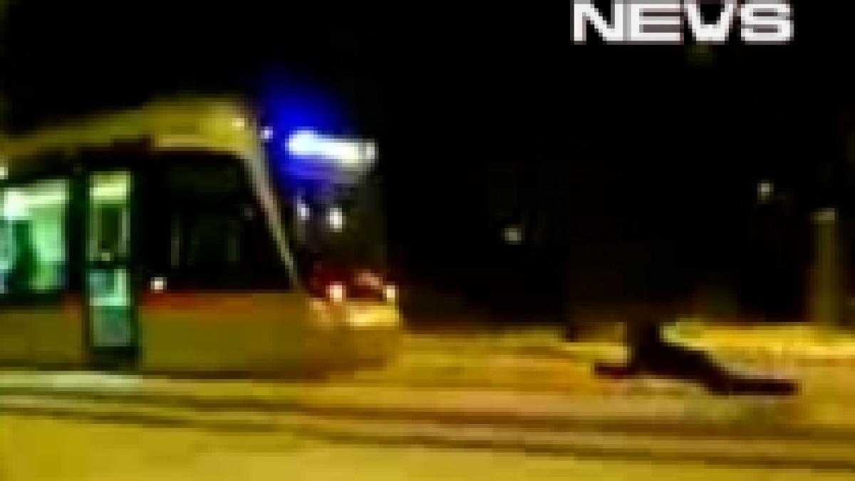 Distracţie sau inconştienţă? Un tânăr a fost tras cu sania de tren (VIDEO) 