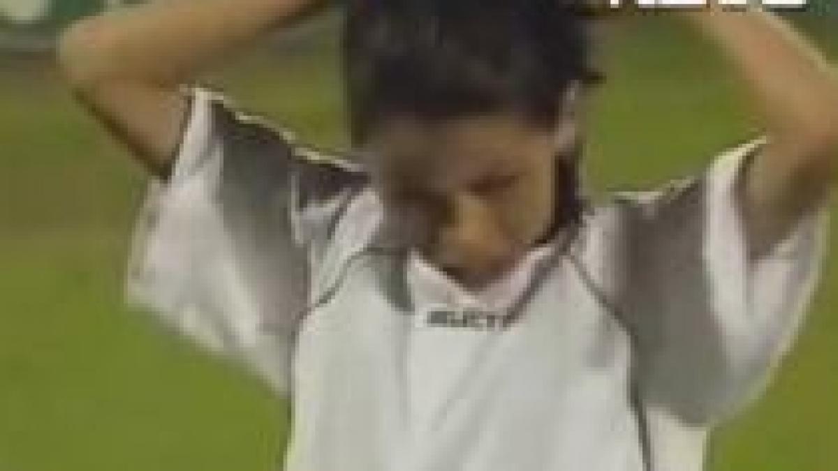 "Mini Ronaldinho" - sosia în vârstă de 14 ani a "Dinţosului" vine din Danemarca (VIDEO)