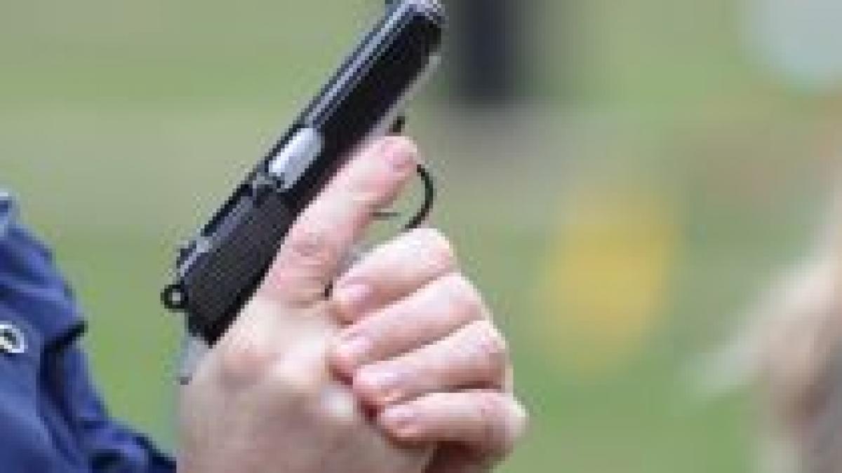 Focuri de armă în Capitală: Poliţiştii au folosit pistoalele pentru a prinde doi infractori