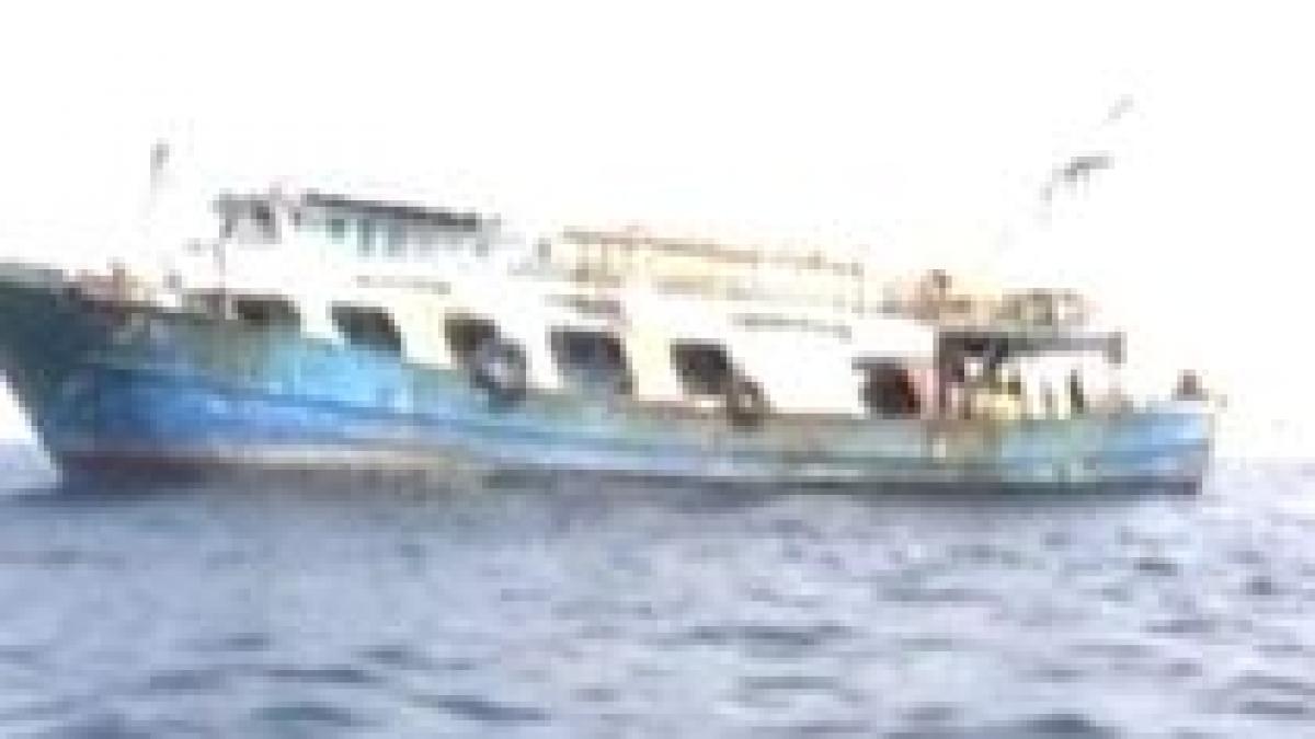 Mai mulţi marinari români s-ar putea afla într-o navă capturată de piraţii somalezi în Golful Aden