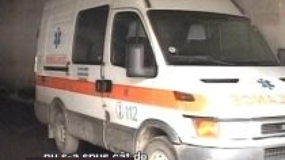 Infotrafic. O bătrână a fost grav rănită, după ce ambulanţa în care se afla s-a ciocnit cu un microbuz (VIDEO)