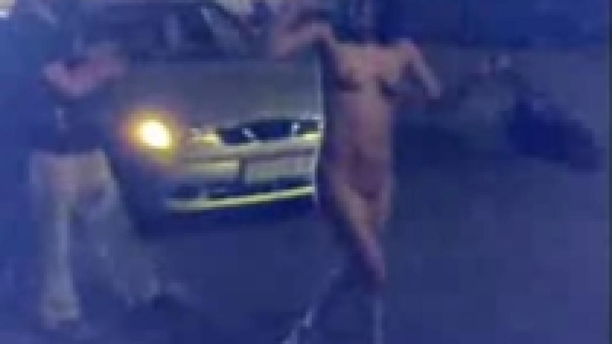 O rusoaică dansează nud în mijlocul traficului - VIDEO