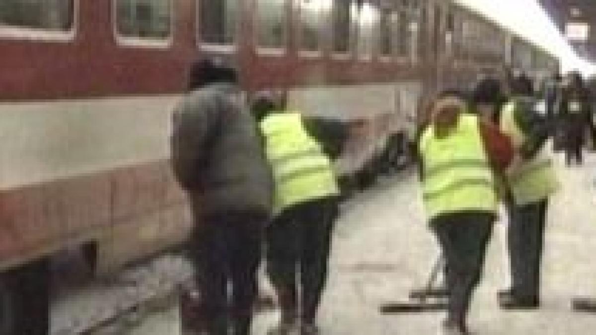 Traficul feroviar, dat peste cap de ninsori. Vezi trenurile anulate (VIDEO)
