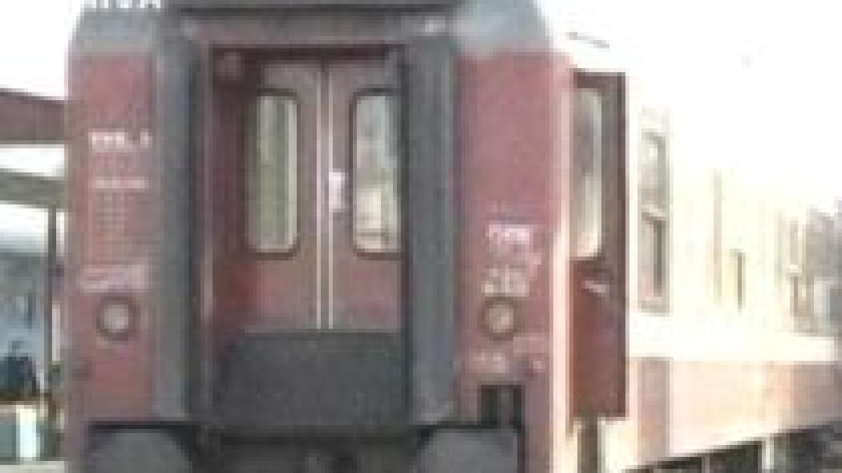 Un tren a rămas înzăpezit în judeţul Buzău, la 13 km de localitatea Făurei