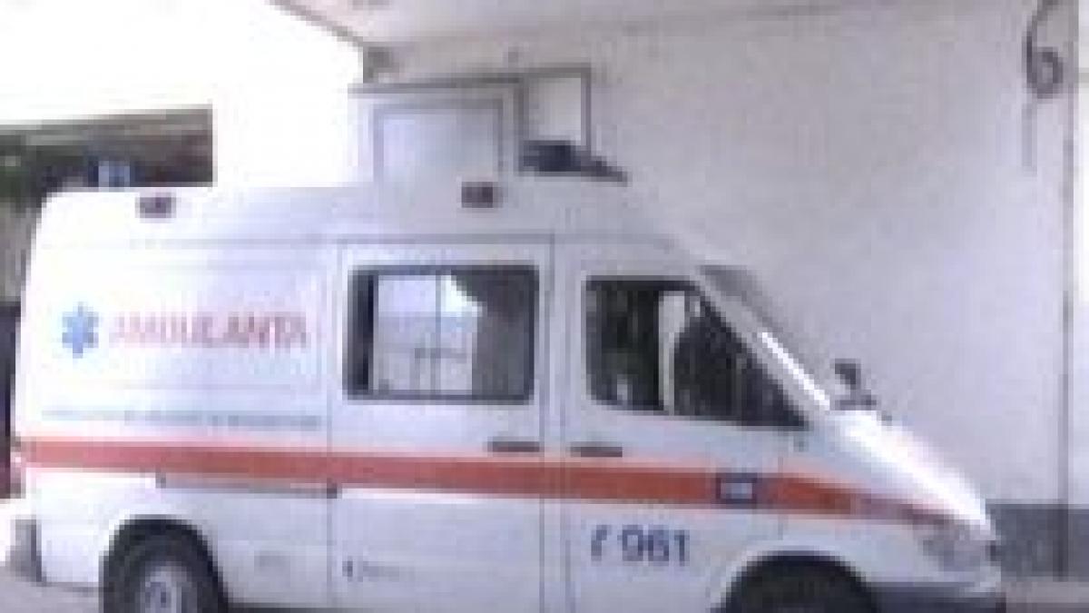 Ambulanţă lovită de un tramvai în Bucureşti. Trei paramedici, la spital