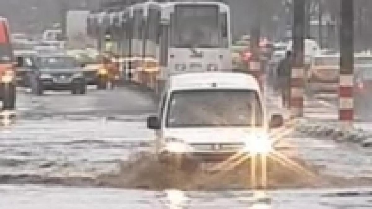 Bucureştiul sub apă: Tramvaie blocate, trafic îngreunat. Vezi zonele cu probleme (VIDEO)