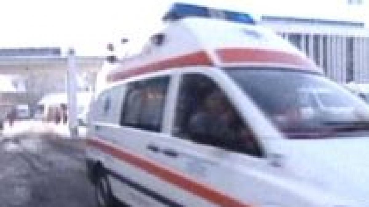 Dâmboviţa. O ambulanţă cu o femeie gravidă, înzăpezită de 13 ore