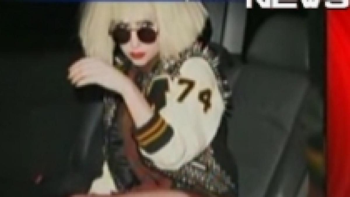 Apariţie excentrică: Lady Gaga a fost fotografiată fără fustă (VIDEO)