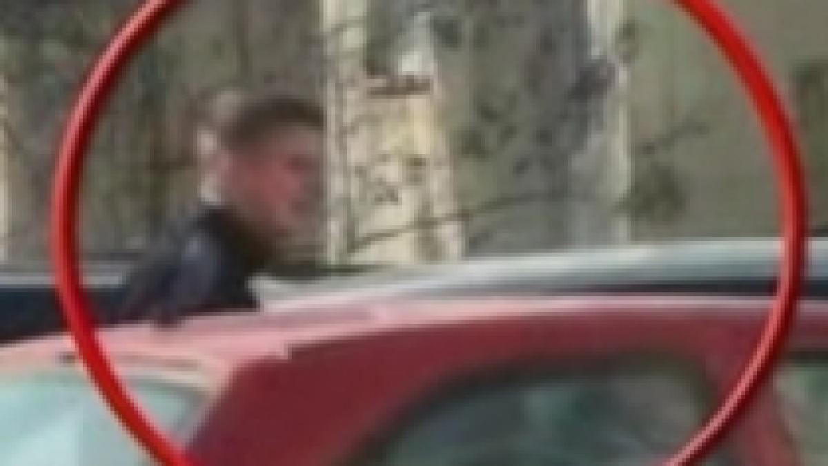 Poliţist din Târgu Mureş, surprins în timp ce vindea droguri elevilor (VIDEO)