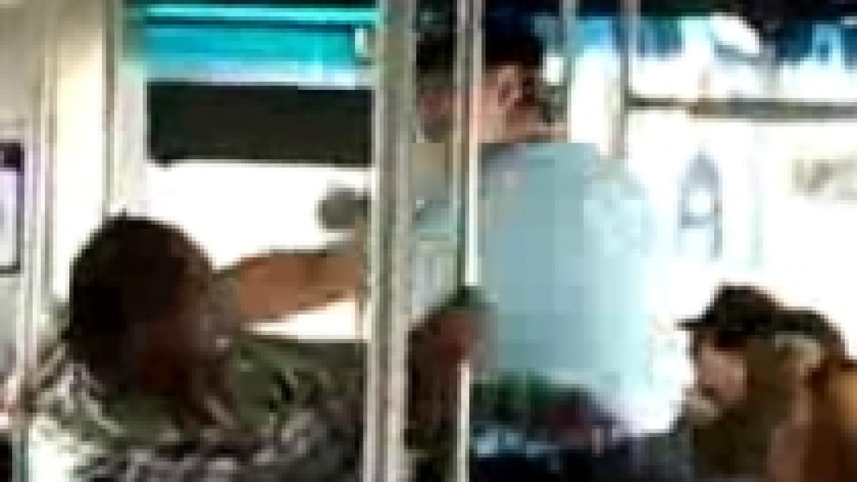 Autobuz sau ring de box? Bătaie între un tânăr de culoare şi un bătrân (VIDEO)