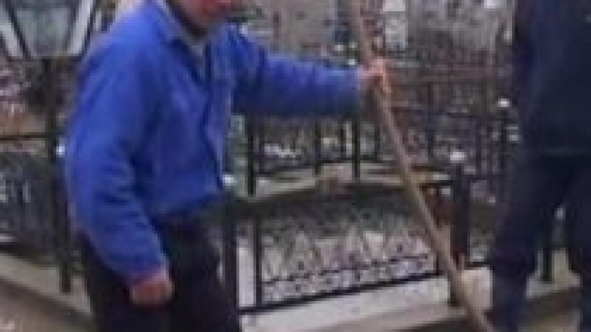 Din cauza zăpezilor care se topesc, mormintele dintr-un cimitir din Prahova au început să se surpe (VIDEO)