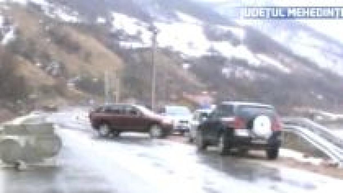 Mehedinţi. Un versant de 600 de tone de piatră s-a prăbuşit pe drumul naţional 57 (VIDEO)