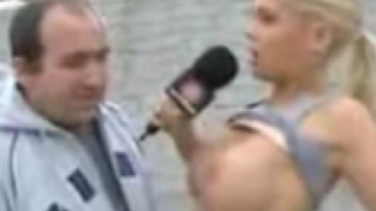 Vezi cum o reporteriţă ia interviuri topless - VIDEO