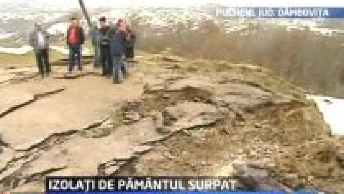 Circa 2.500 de oameni din comuna dâmboviţeană Pucheni, izolaţi de lume din cauza alunecărilor de teren (VIDEO)