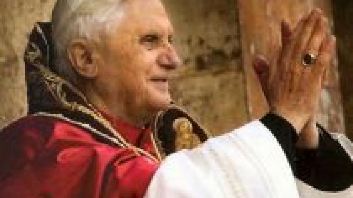 Papa Benedict XVI critică scanerele corporale de pe aeroporturi
