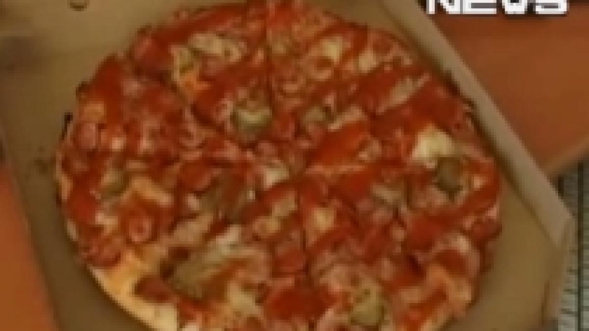 A fost la un pas de moarte, după ce a mâncat pizza de post (VIDEO)