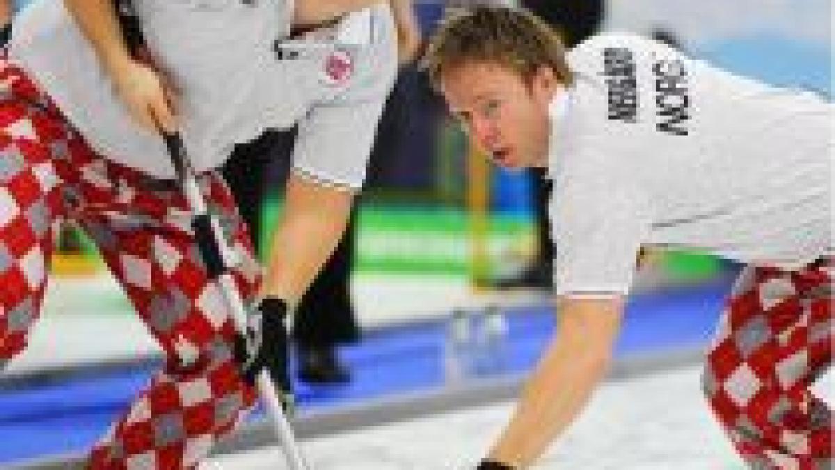 Pantalonii caraghioşi ai norvegienilor de la curling, lăudaţi de regele ţării (FOTO)