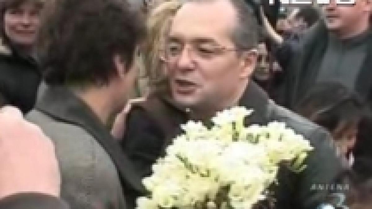 Emil Boc i-a ajutat cu flori pe sinistraţii din judeţul Dâmboviţa (VIDEO)