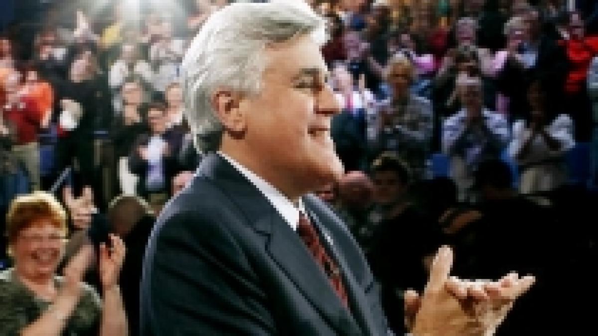 Jay Leno s-a întors la The Tonight Show. Imagini de la prima ediţie (VIDEO)