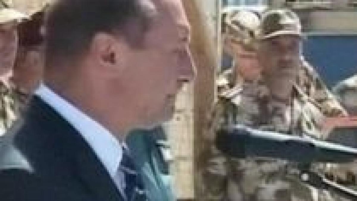 Băsescu i-a vizitat pe militarii români din Afganistan: "Aveţi misiunea de a proteja lumea civilizată de terorism" 
