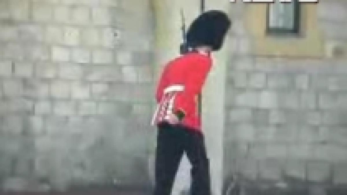 Soldat din garda regală britanică, filmat în timp ce vomita (VIDEO)