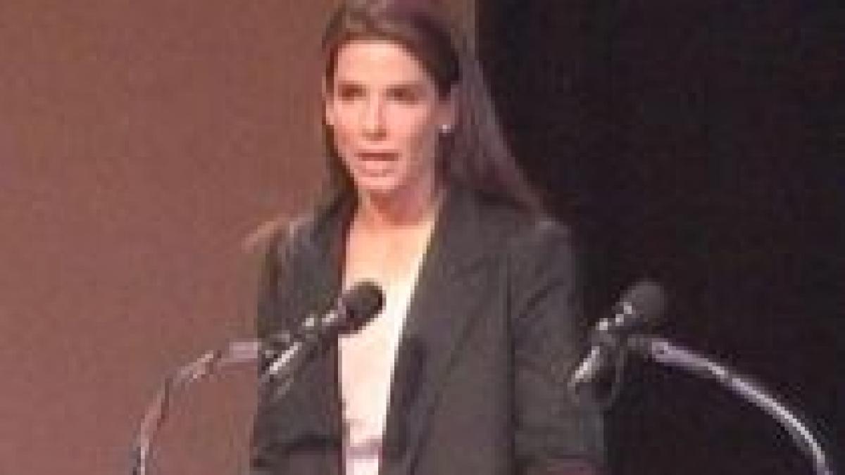 Sandra Bullock a câştigat premiul Zmeura de Aur. Urmează Oscarul? (VIDEO)