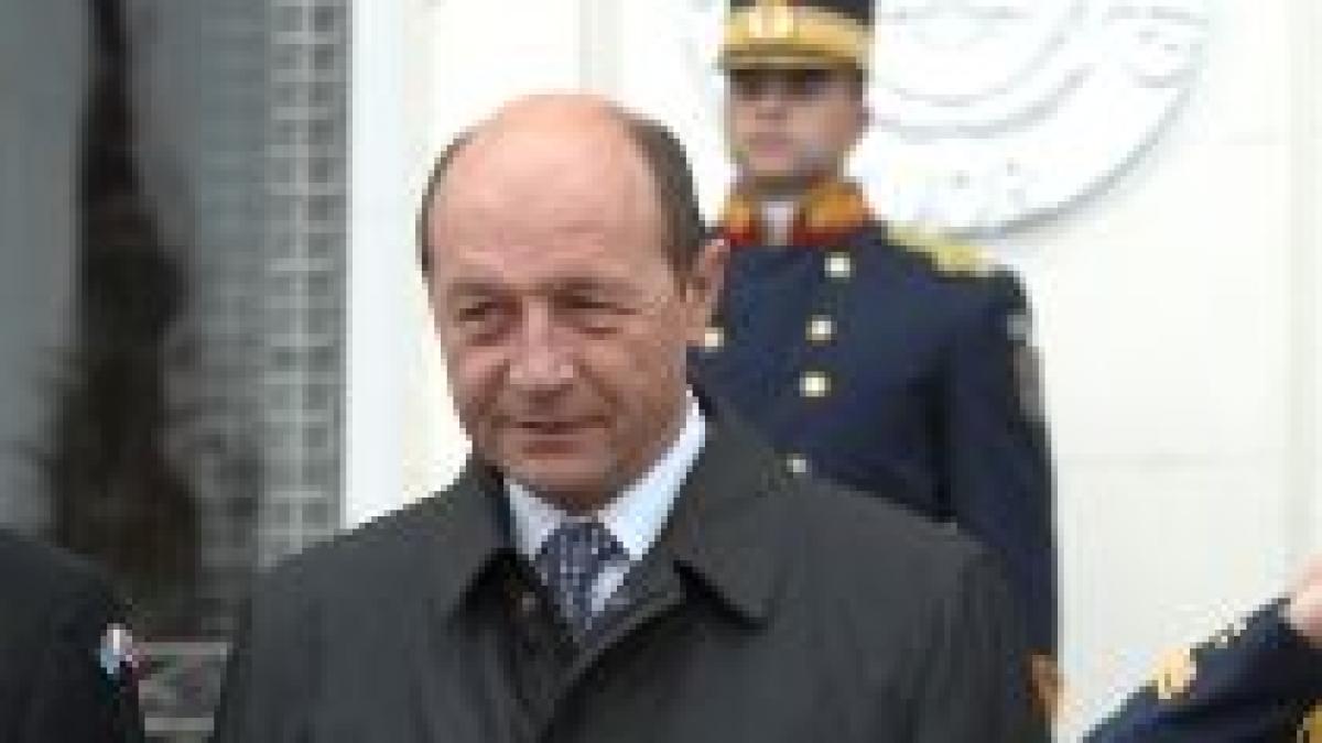 Băsescu, către japonezi: România luptă cu criza dând oameni afară şi crescând productivitatea