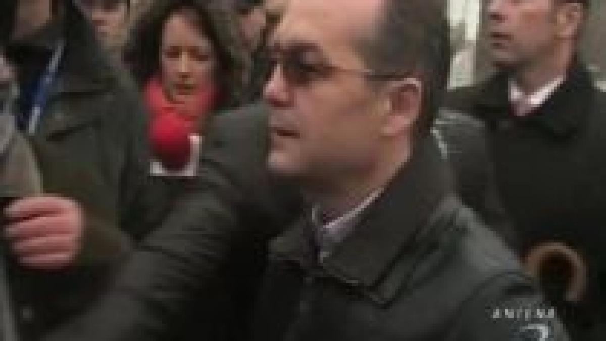 Premierul Emil Boc, atacat cu bulgări de zăpadă de sindicalişti  (VIDEO)