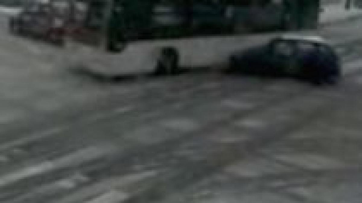 Şoferul autobuzului care a lovit mortal un bărbat în Capitală a fost concediat (VIDEO)