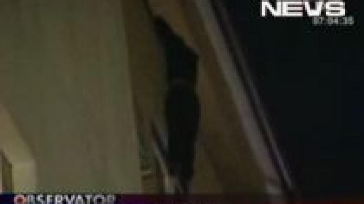 Un tânăr a stat trei ore agăţat de balcon, de frica unei înscenări (VIDEO)