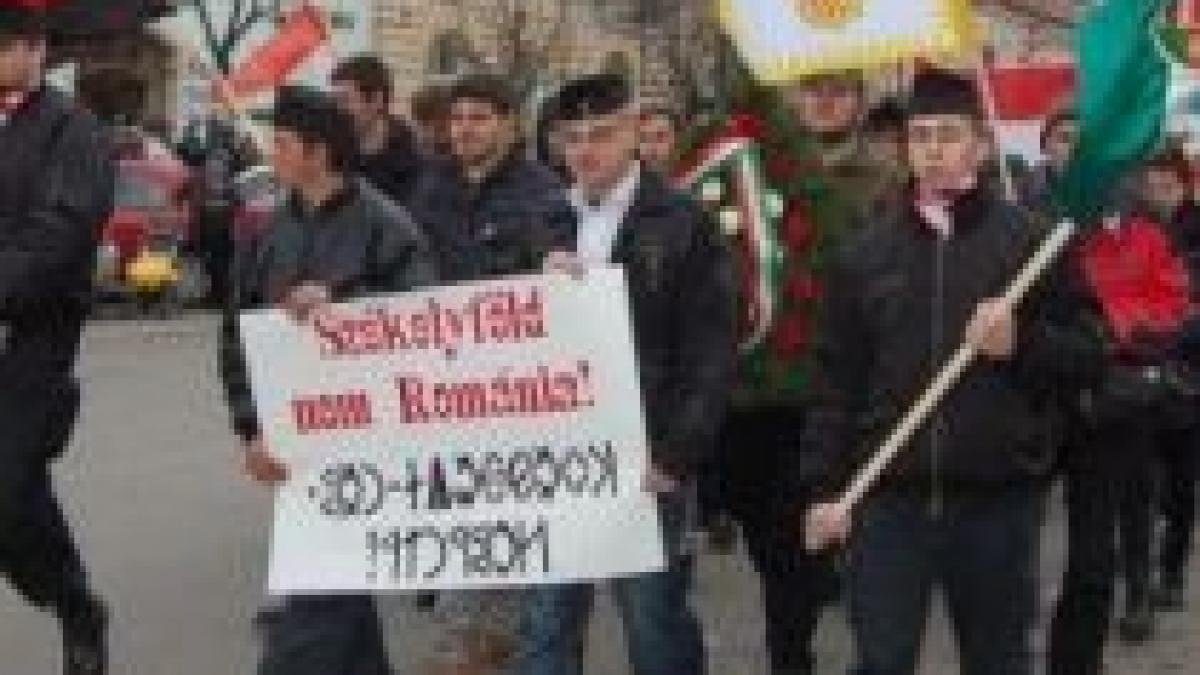 Ministrul Sănătăţii, în fruntea unui marş în care apare inscripţia "Ţinutul Secuiesc nu e România" (FOTO)