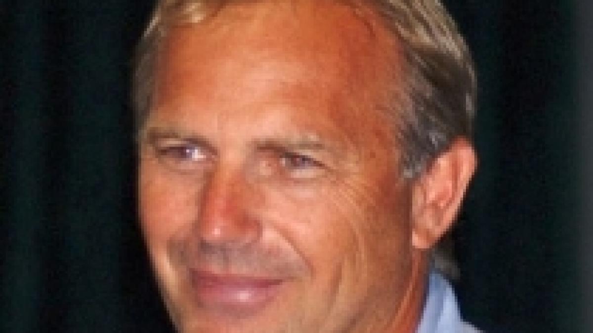 Kevin Costner, tată pentru a şaptea oară