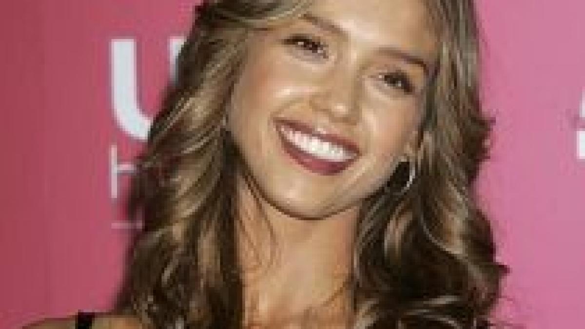 Jessica Alba a vizitat stadionul finalei Cupei Mondiale. "Va fi un turneu de ţinut minte"