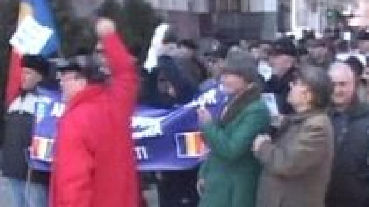 Pensionarii gălăţeni au protestat în faţa prefecturii, nemulţumiţi de pensii (VIDEO)
