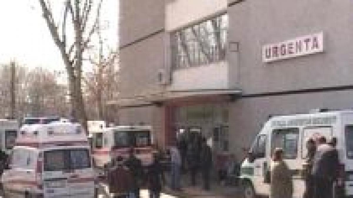 Zece persoane reţinute în cazul bărbatului bătut şi abandonat în faţa Spitalului Universitar
