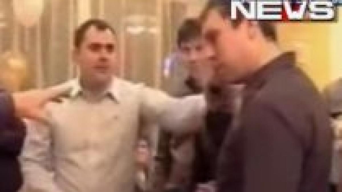 Ruleta rusească la nuntă: S-a împuşcat în cap, crezând că arma nu e încărcată (VIDEO)