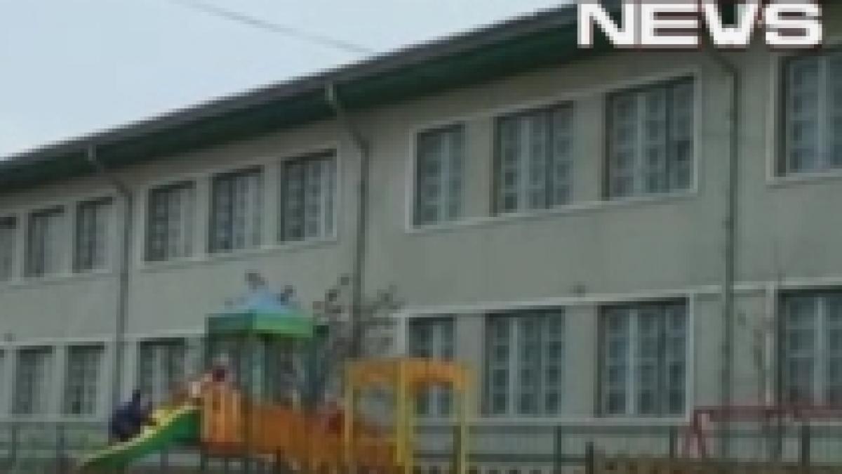 Trei copii au fost bătuţi cu băţul de o profesoară, pentru că au ieşit din curtea şcolii (VIDEO)