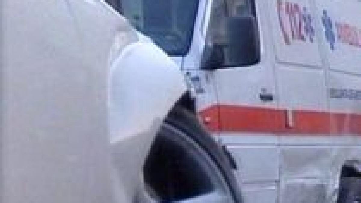 Accident cu urmări pozitive: S-a trezit din comă, după ce ambulanţa în care era s-a ciocnit cu alt vehicul
