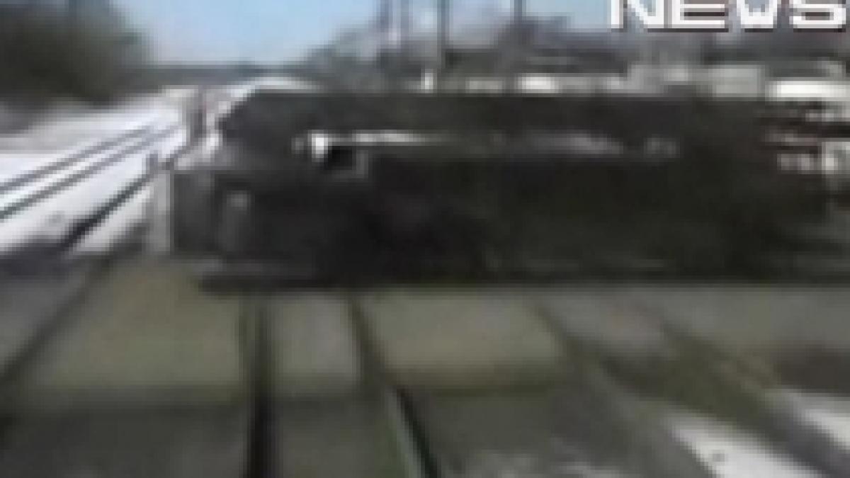 Accident impresionant: Un tren loveşte în plin un camion aflat pe şine (VIDEO)