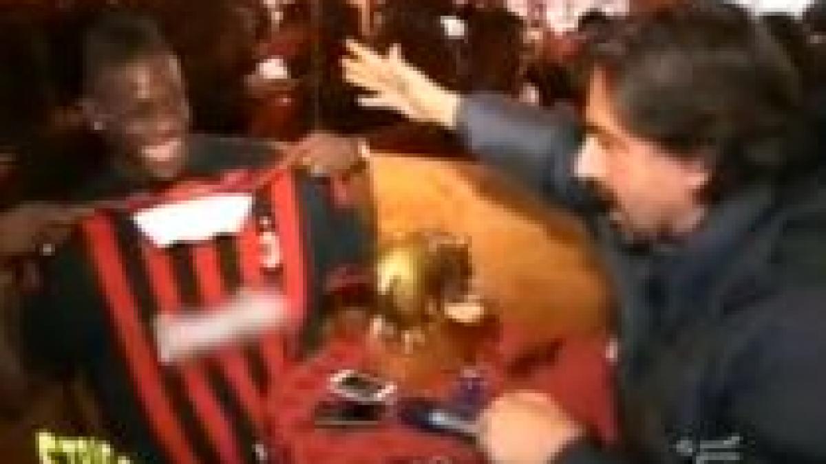 Interistul Balotelli gafează din nou. S-a îmbrăcat în tricoul lui AC Milan (VIDEO)